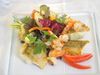 Frischer Salat mit Garnelen und mariniertem Saibling im Restaurant Sonnenheim in Hafling, Südtirol