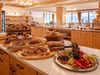 Frische Brötchen und Obstteller beim Frühstücksbuffet im Hotel Restaurant Sonnenheim