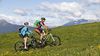 Paar beim Mountainbiken auf der Haflinger Hochebene