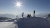 Skifahrer beim entspannen am Pistenrand im Skigebiet Meran 2000 Südtirol