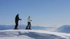 Skifahrer in Meran 2000 mit Panorama auf die umliegende Bergwelt