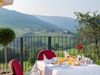 Hotel Restaurant mit Panoramaterrasse in Hafling bei Meran mit Aussicht auf die umliegende Bergwelt