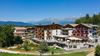 Panoramaansicht des Hotel Sonnenheim in Hafling mit den Bergen der Texelgruppe über Meran in Hintergrund