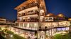 Aussenansicht des Hotel Sonnenheim in Hafling bei Nacht mit Spa, Pool & Restaurant