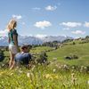 Sommerurlaub in Hafling auf blühenden Wiesen mit Aussicht auf Hafling, Meran und Umgebung