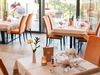 Gedeckter Speisesaal mit Panoramablick auf Hafling im Restaurant Sonnenheim